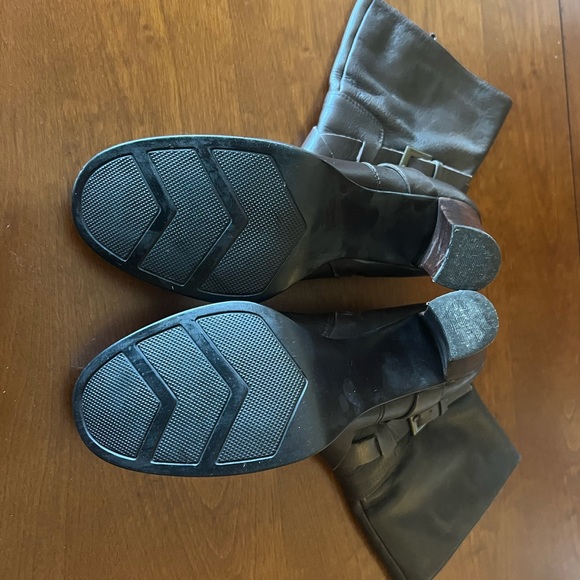 Charles David Brown heeled boots.  8.5 - Picture 4 of 7